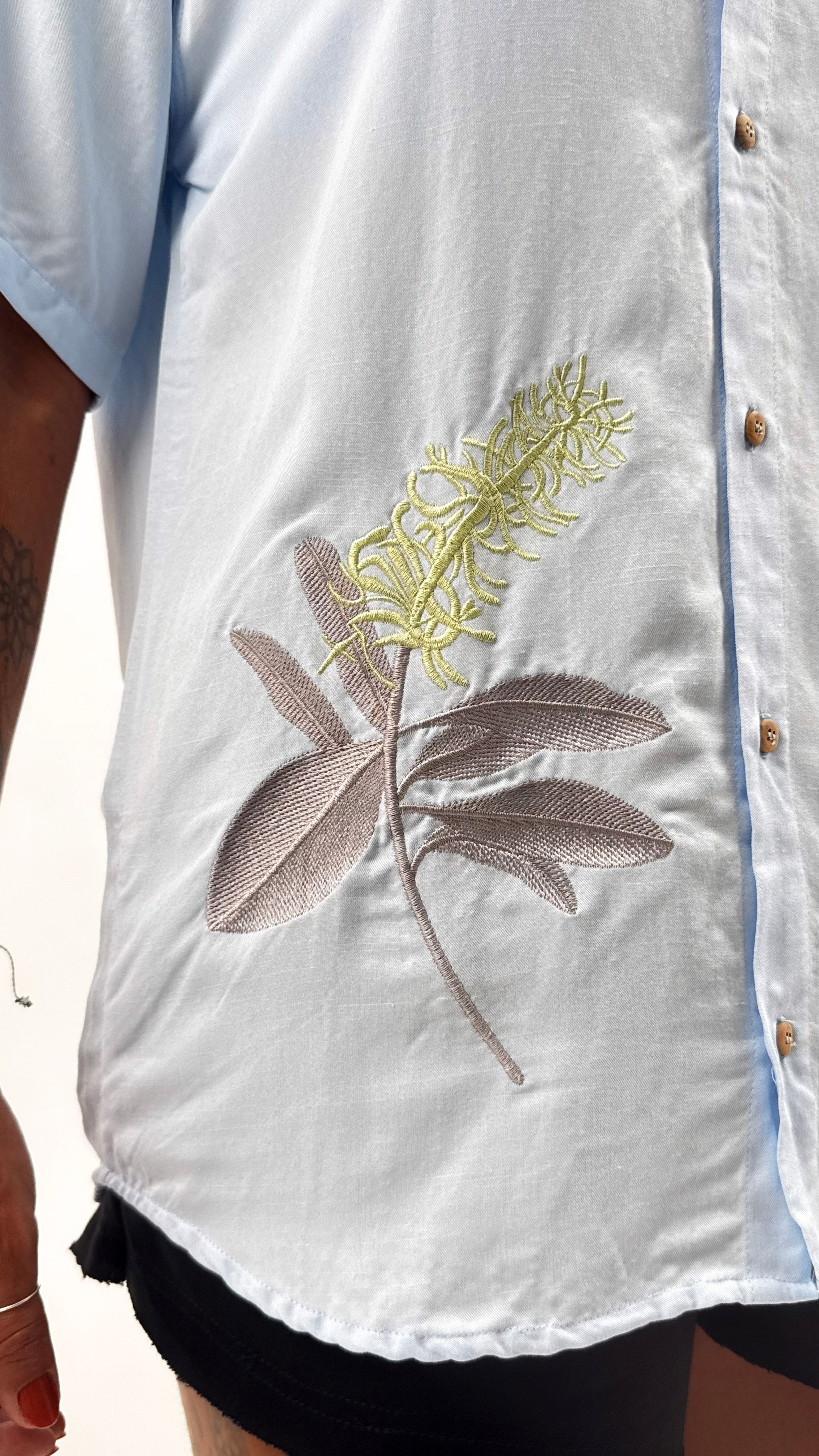 CAMISA MANGA CURTA BORDADO VOCHYSIA | CHAPADA