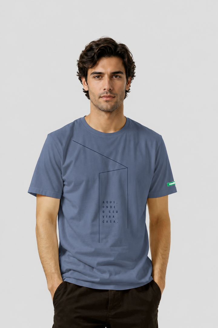 Camiseta Tradicional Algodão Aqui, onde o céu vira casa Unissex